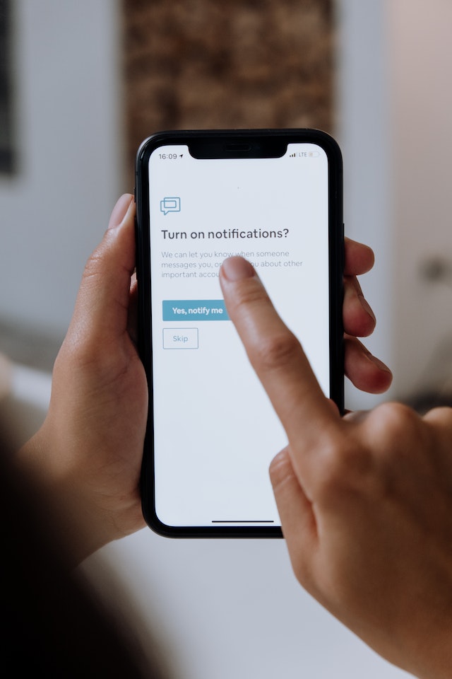 pexels-cottonbro-studio-5077054 | Path Social 開啟通知可以讓您有更好的機會在用戶刪除評論之前看到評論。