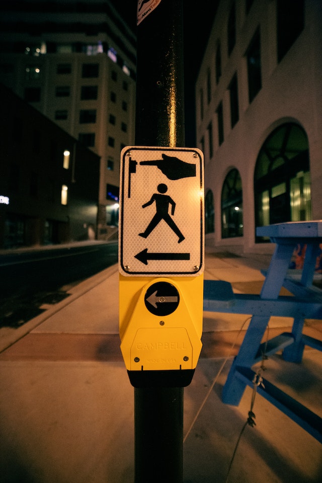 Panneau de nuit pour permettre aux piétons de traverser la route. 