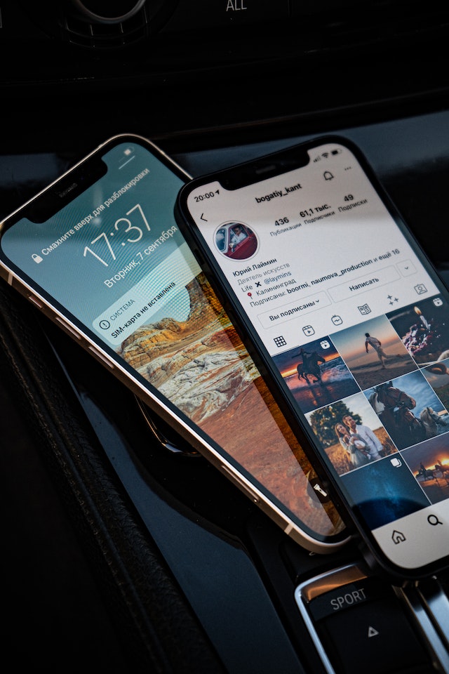 Instagram applicazione visibile su un iPhone che giace su un altro iPhone nella schermata di risveglio.