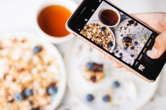 pexels-kristina-paukshtite-10520378 | Path Social 當你跑步時,可在Instagram上發布的平鋪照片可能比你的產品的專業照片更有效Instagram 廣告。