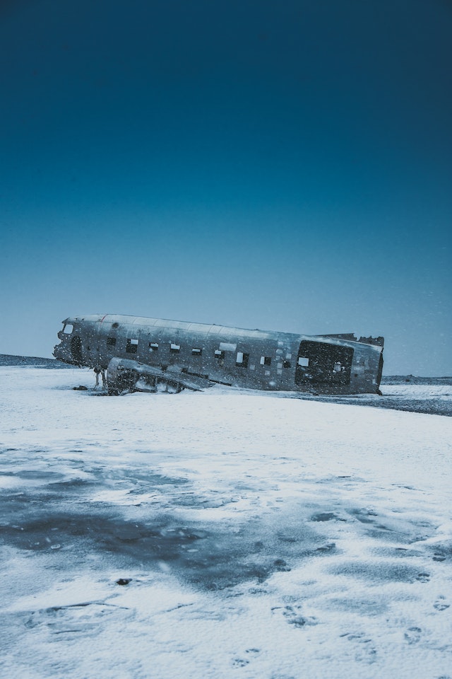 Avión abandonado tras un accidente en terreno nevado.