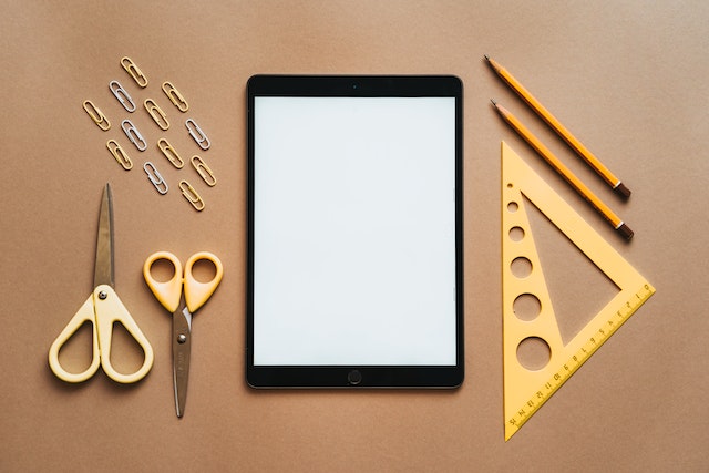 pexels-olia-danilevich-5088018 | Path Social Utensílios escolares deitados