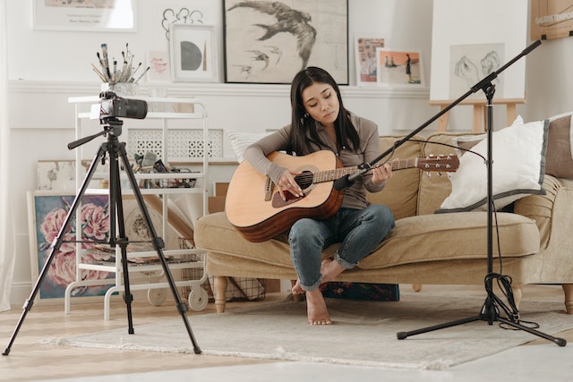 Una mujer graba la versión de una canción para presentarla al concurso de UGC de un artista.