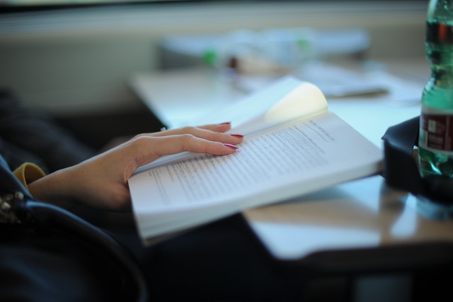 Vrouw leest haar aantekeningen