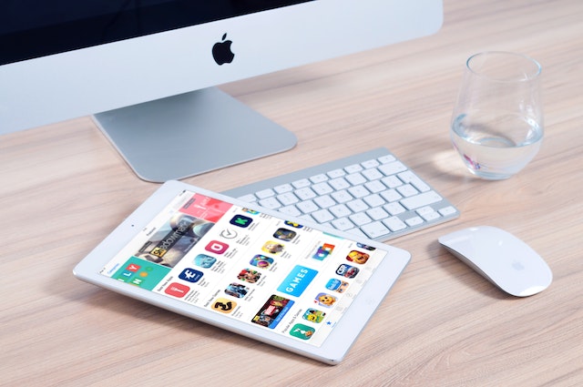 Instagram 언팔로우 앱을 다운로드할 수 있는 App Store를 표시하는 iPad