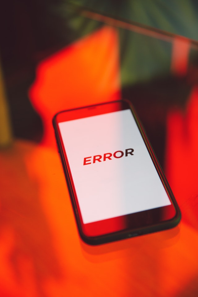 Smartphone noir affichant le texte ERROR.