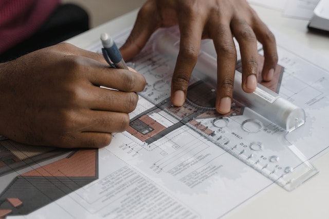 Une personne qui dessine une empreinte bleue