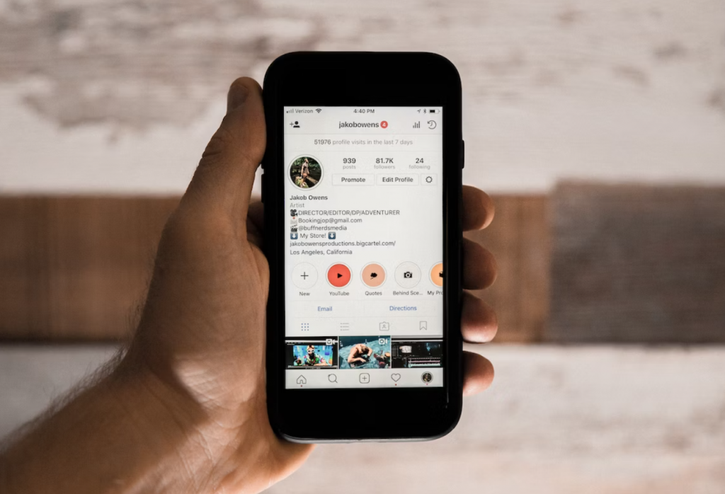 Une personne consulte son compte Instagram