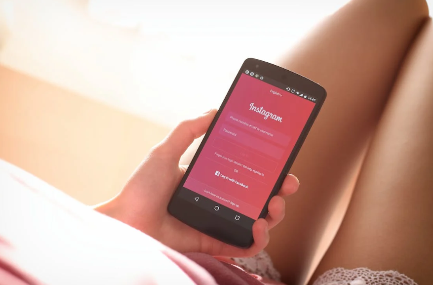 Screenshot-2023-07-28-070324 | Path Social A girl logging into her Instagram account
