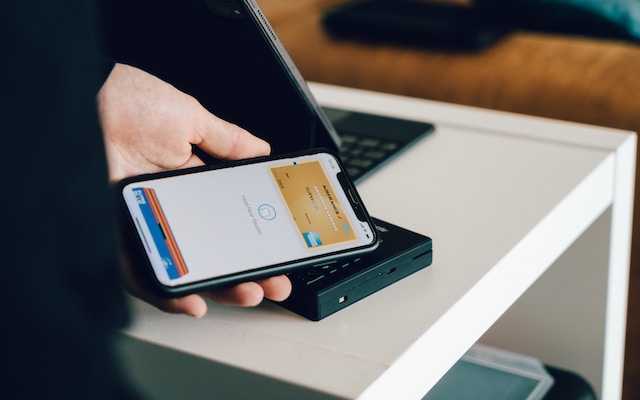 cardmapr-nl-XH2JFgT4Abc-unsplash | Path Social O persoană efectuează o plată online securizată