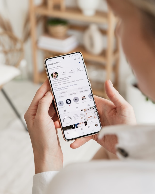 georgia-de-lotz-hdQGAz1pQ_M-unsplash | Path Social Questo fotografo ha tutte le informazioni sulla sua attività nella biografia di Instagram .