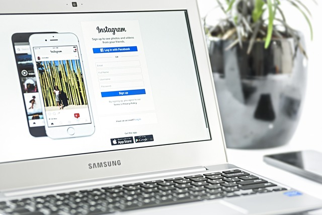 Instagram website op een Samsung-laptop.