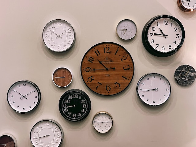 Instagram ユーザーのために、投稿のスケジュールを立てるタイミングを表す様々な時計の壁。
