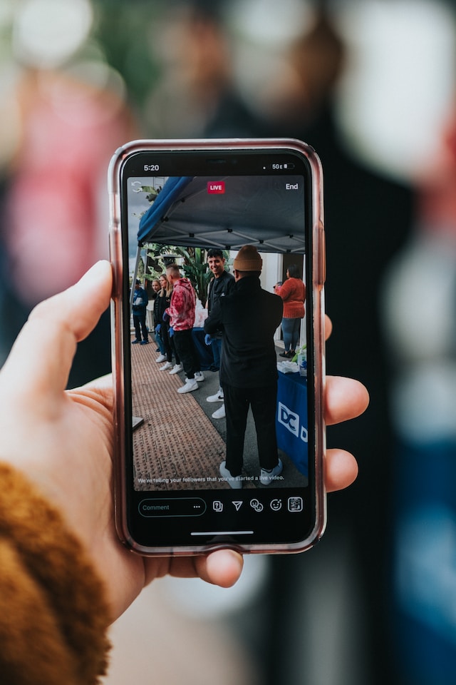 Ongezien persoon live op Instagram tijdens een evenement 