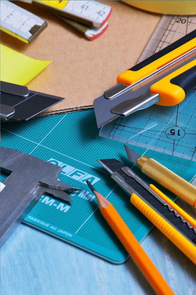 Photographie en gros plan Crayon et cutters sur une table