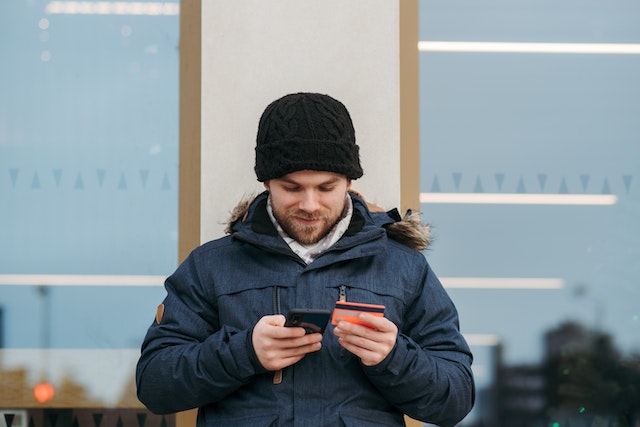 Tenga cuidado con los sitios web a los que facilita su información financiera cuando compre seguidores en línea en Instagram .