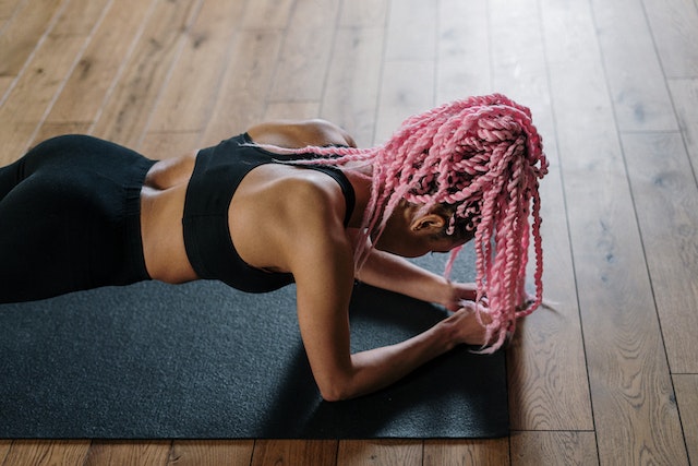 pexels-cottonbro-studio-4327130 | Path Social Gli influencer del fitness possono pubblicare contenuti sempreverdi e di valore come tutorial di allenamento.