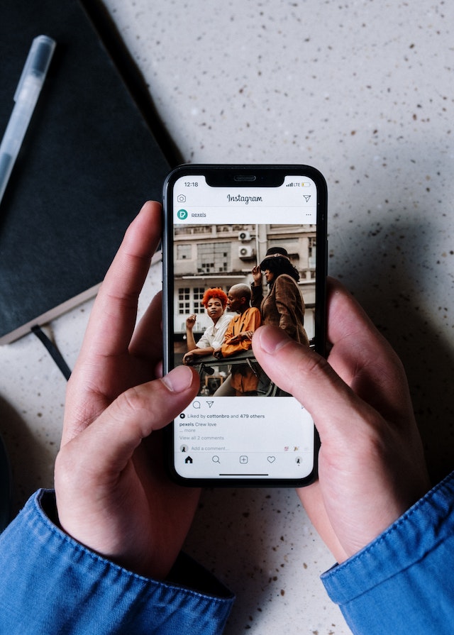 pexels-cottonbro-studio-5053767-1 | Path Social Persona che tiene in mano uno smartphone iPhone nero.