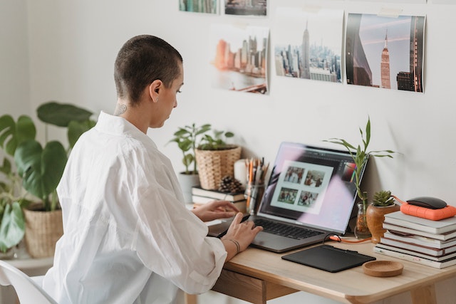 Un designer professionnel qui édite des images 