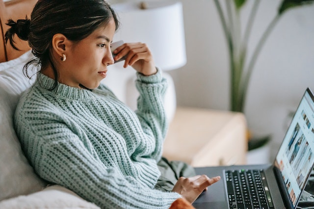 Frau mit silbernem Laptop 