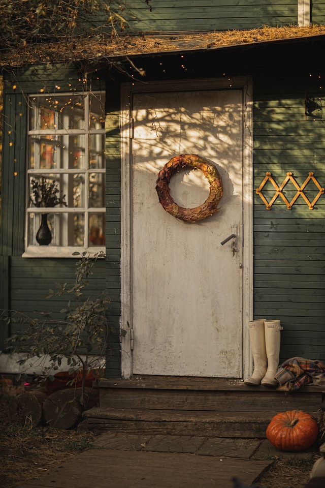 Porte en bois blanc avec couronne