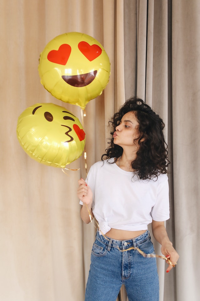 pexels-polina-tankilevitch-3905902 | Path Social Os emojis são uma excelente forma de se expressar quando se reage a mensagens diretas.