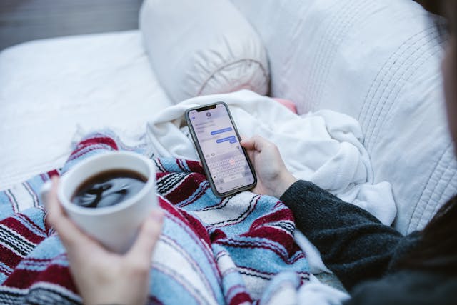 pexels-rdne-6669782 | Path Social Persona sul divano con una coperta e una bevanda calda che messaggia su Instagram.