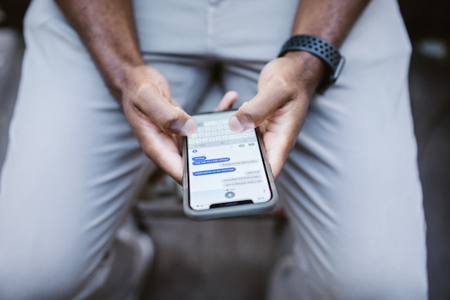 pexels-rdne-stock-project-6669813 | Path Social Persona che utilizza Instagram messenger sul proprio cellulare.