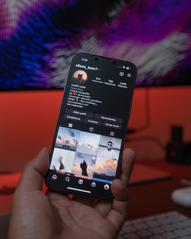 pexels-ulises-leon-13399448 | Path Social Instagram プロフィール画面でスマートフォンを持つ人影なし。