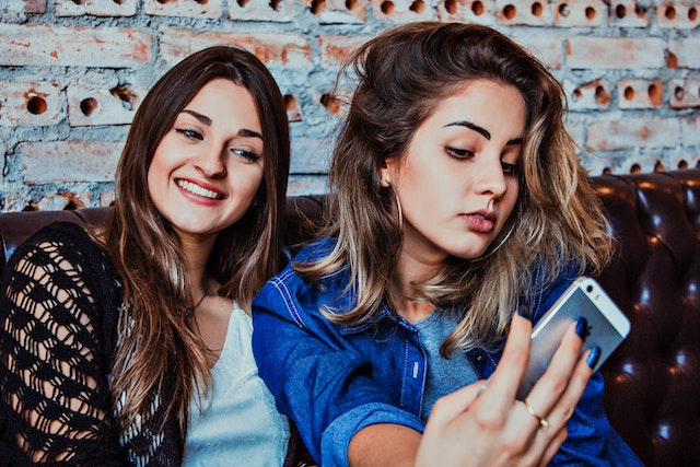 pexels-vinicius-wiesehofer-1090393 | Path Social Le foto personali con amici e familiari sono sempreverdi perché non sono legate a un'epoca o a una tendenza specifica.