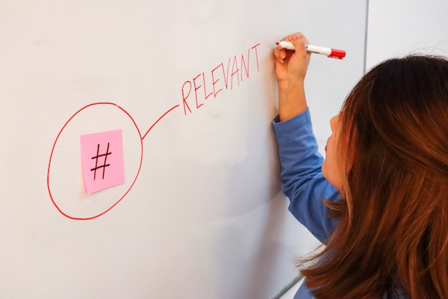 pexels-wallsio-15543032 | Path Social Assicuratevi che gli hashtag scelti siano pertinenti alla vostra strategia sui social media.