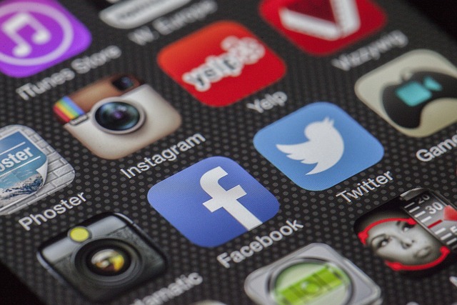 Pictograme de social media pe un dispozitiv mobil, inclusiv Instagram.