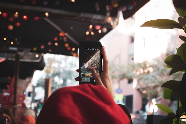 Eine Frau, die eine Instagram Story, um Engagement zu schaffen