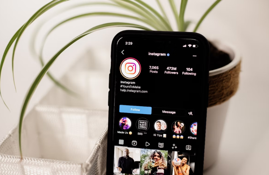 Um telemóvel com uma conta Instagram aberta 