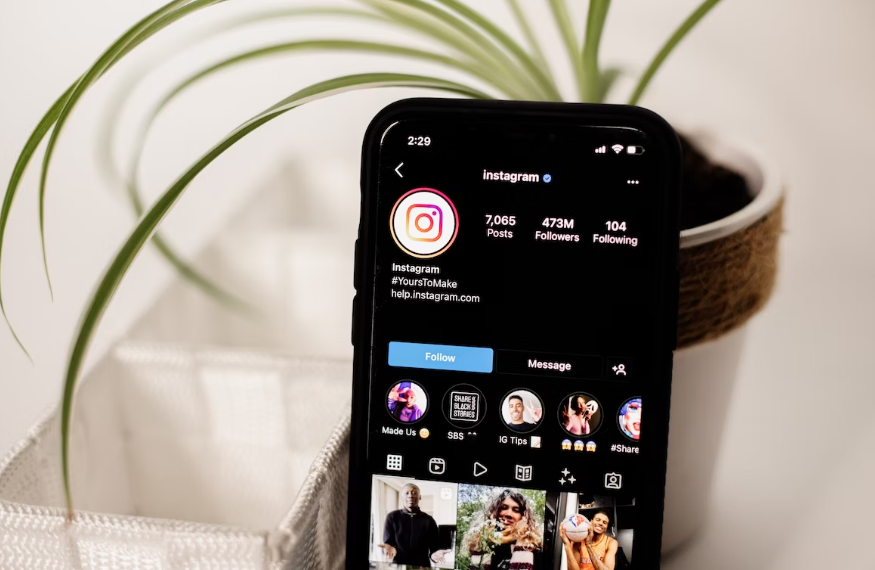 Un téléphone portable avec un compte Instagram ouvert 