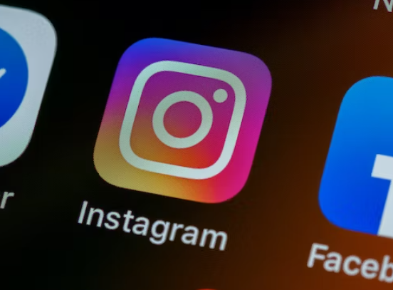 O pictogramă Instagram pe ecranul telefonului. 