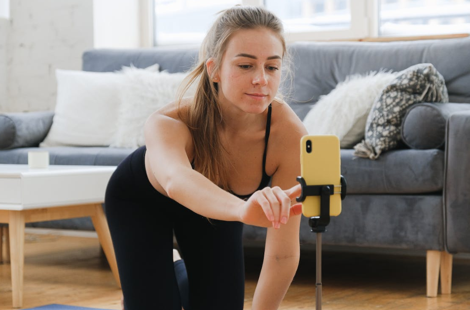 Un influencer preparándose para colaborar con otro creador de IG.