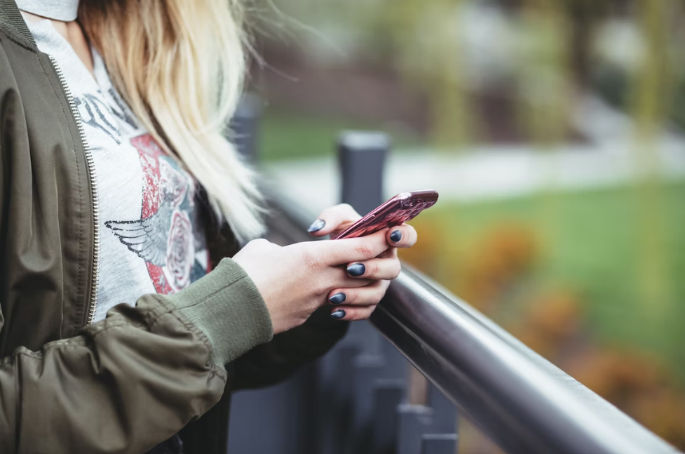 Ein Mädchen postet auf Instagram , um das Engagement zu steigern