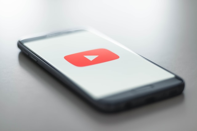 Smartphone appoggiato su un tavolo che mostra il logo di Youtube.