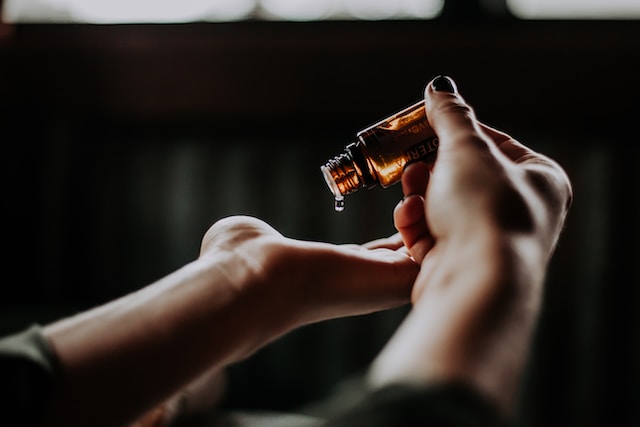 A woman giving a demo of a product selling on Instagram