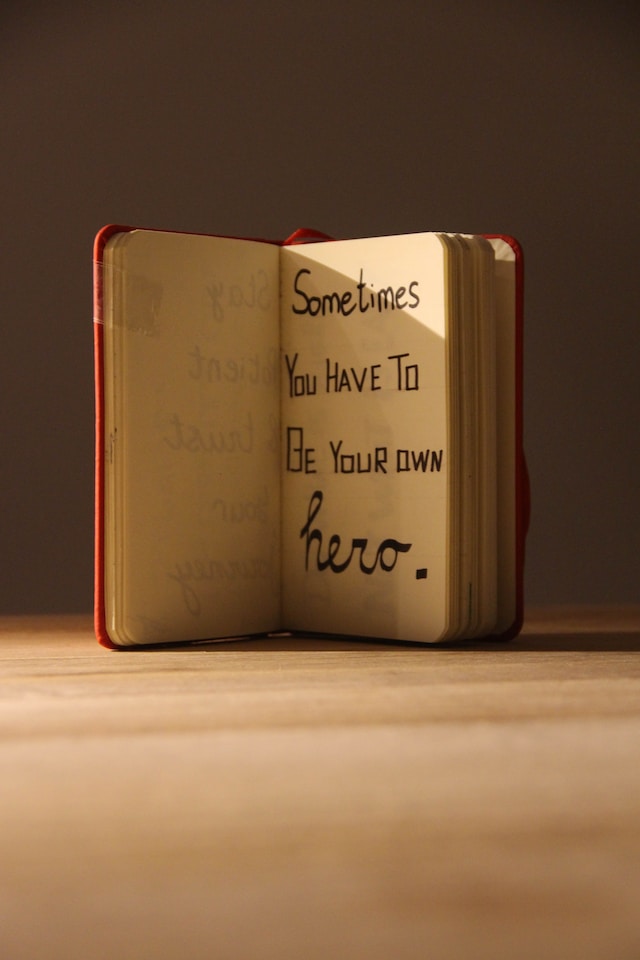 その言葉：ノートに書かれた &quot;Sometimes you have to be your own hero&quot;。