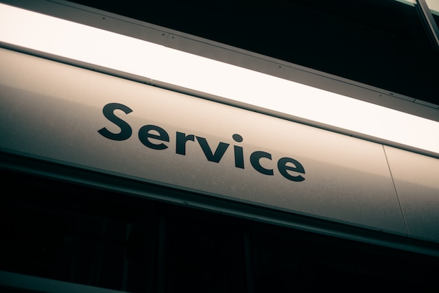 Un panneau sur lequel est apposé le logo "service". 