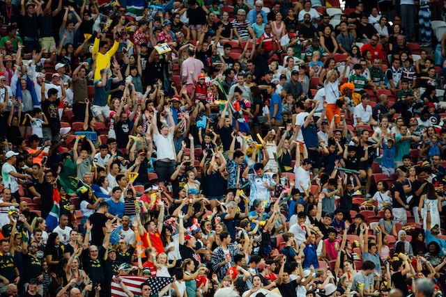 hanson-lu-WrNbw7UeNqI-unsplash | Path Social A happy crowd.