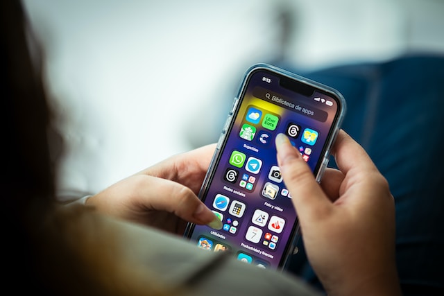 julio-lopez-VCkuvZd_AlM-unsplash | Path Social A user ready to open the Threads app on her smartphone.