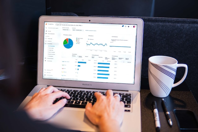 Eine Person, die Google Analytics auf ihrem Computer liest.