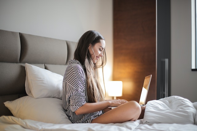 Een Instagram influencer chat vrolijk met haar volgers via haar computer.