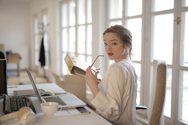 Laat je verlegen, flirterige kant zien met romantische en speelse Instagram noten.