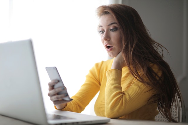 Eine Frau reagiert auf einen kontroversen und trendigen Online-Post.
