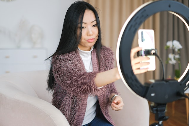 pexels-anna-shvets-6593787 | Path Social An influencer getting ready to shoot content for a paid partnership with a brand.
