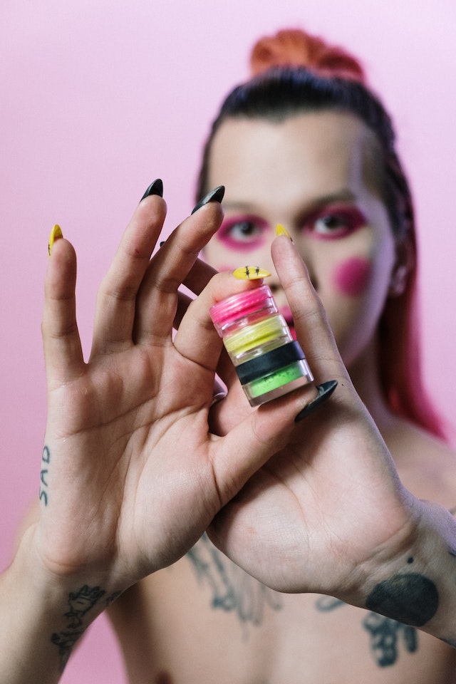 Una influencer atrevida luciendo un maquillaje atrevido creado en colaboración con una marca.